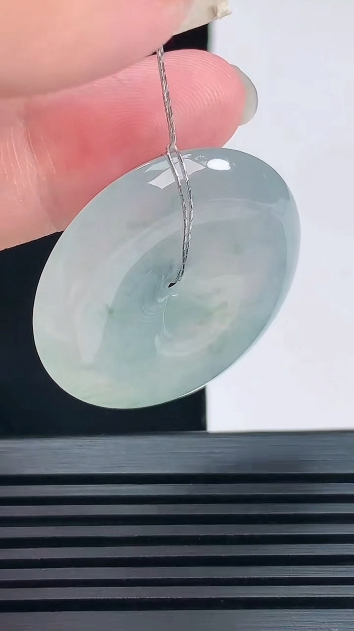 天然A货翡翠种飘花平安扣吊坠，尺寸33.5-6.2 重量:14.58g
6月7日