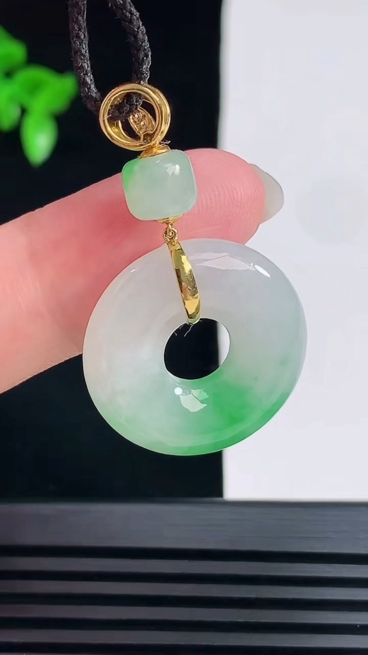 天然A货翡翠平安环吊坠，尺寸22.6-5.6 重量:6.85g
6月7日