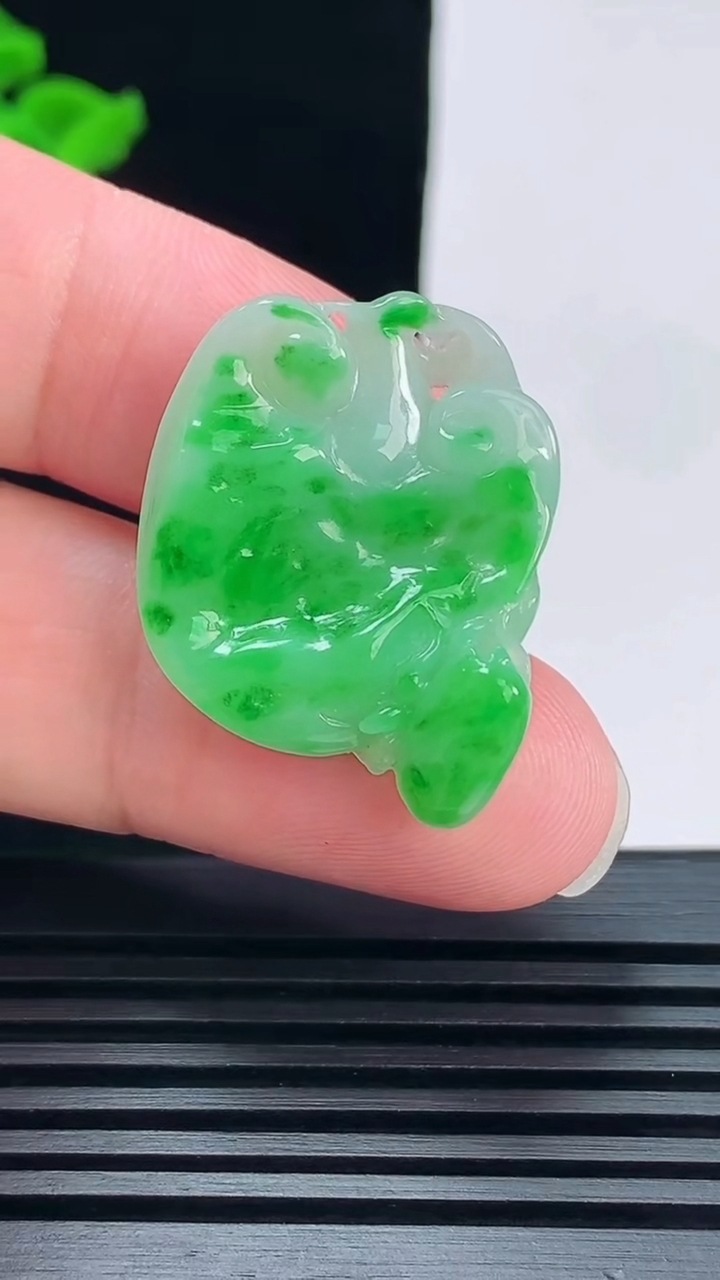 天然A货翡翠福瓜吊坠，尺寸25.6-23-7 重量:7.21g
6月7日