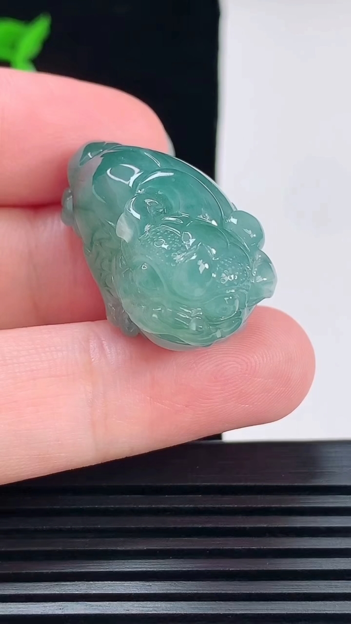 天然A货翡翠飘花金蟾吊坠，尺寸30-18.5-20.6 重量:17.00g
6月7日