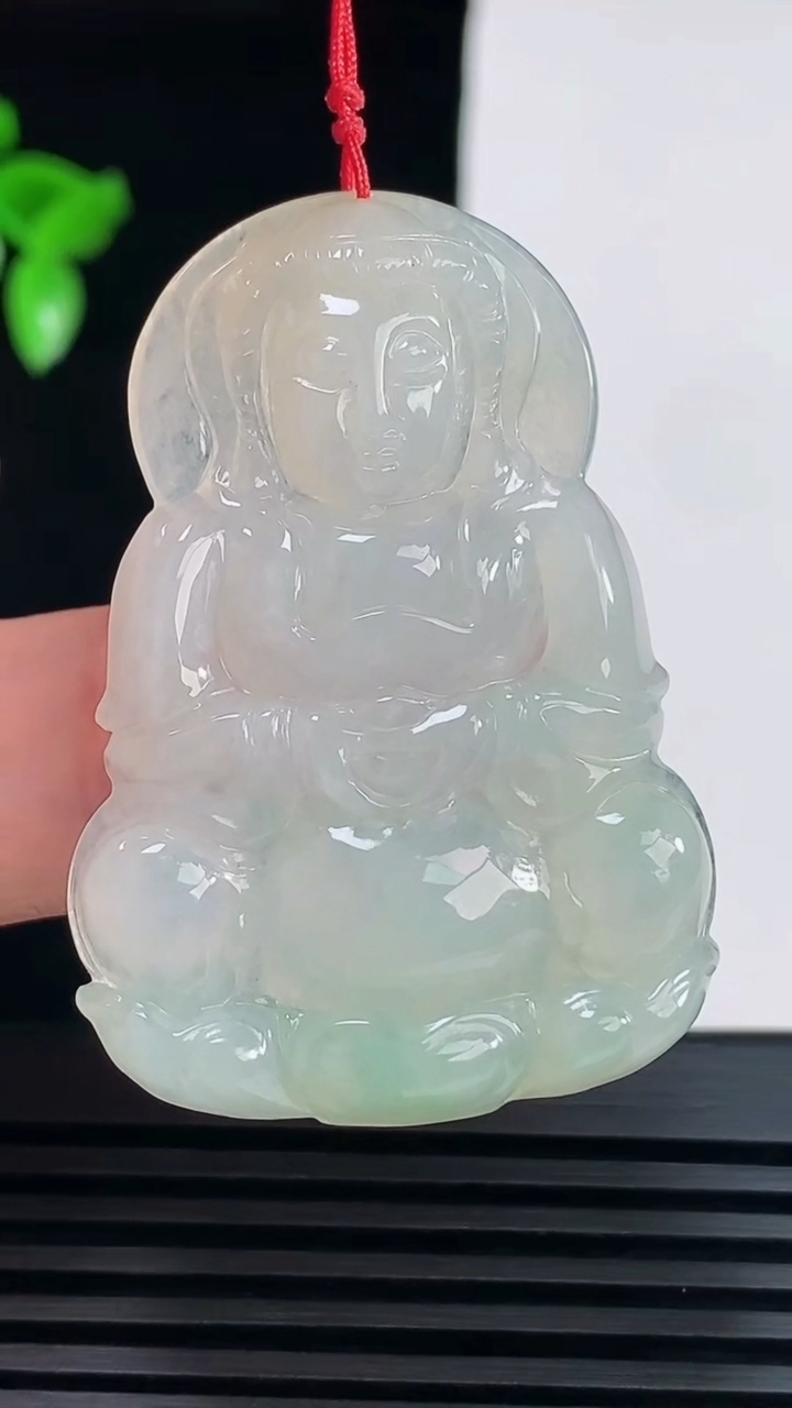 天然A货翡翠正装观音吊坠，尺寸44.5-31-5.6 重量:12.38g
6月8日