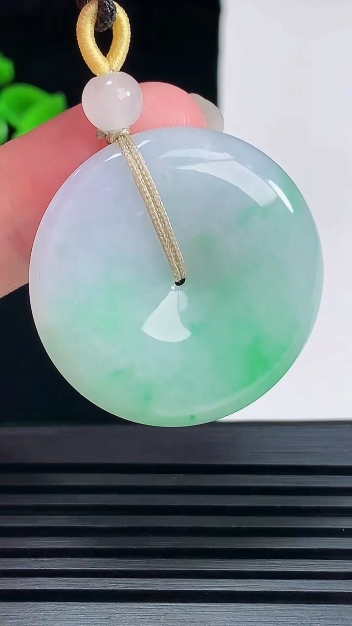 天然A货翡翠平安扣吊坠，尺寸32-5.8 重量:13.45g
6月9日