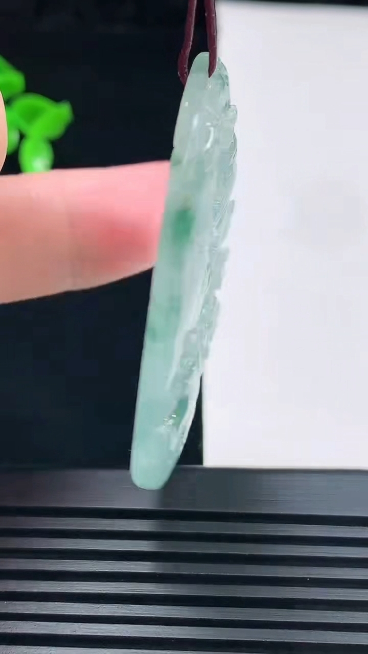天然A货翡翠牌吊坠，尺寸54-33.5-5.8 重量:20.33g
6月8日