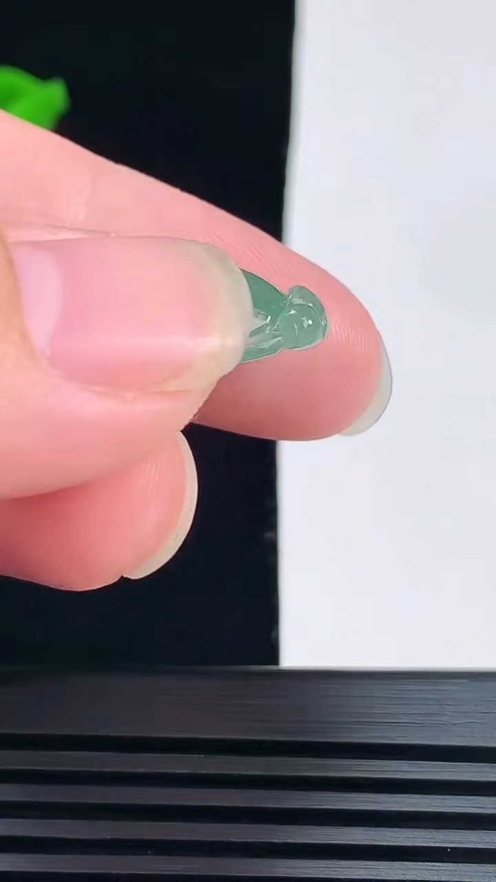 天然A货翡翠福豆吊坠，尺寸42-13.6-6.5 重量:6.60g
6月8日