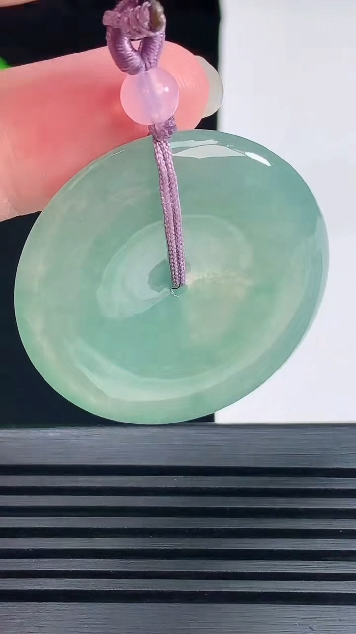 天然A货翡翠平安扣吊坠，尺寸36-5.5 重量:16.36g
6月8日