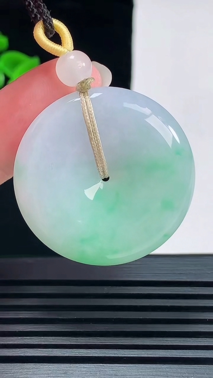 天然A货翡翠平安扣吊坠，尺寸32-5.8 重量:13.45g
6月9日