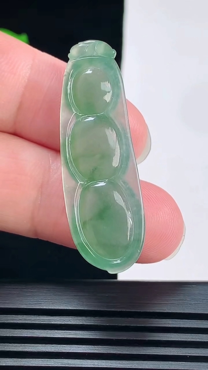 天然A货翡翠福豆吊坠，尺寸42-13.6-6.5 重量:6.60g
6月8日
