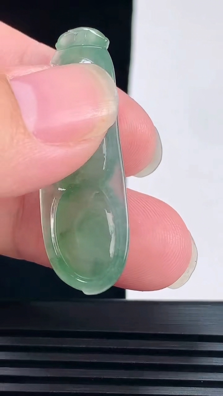 天然A货翡翠福豆吊坠，尺寸42-13.6-6.5 重量:6.60g
6月8日