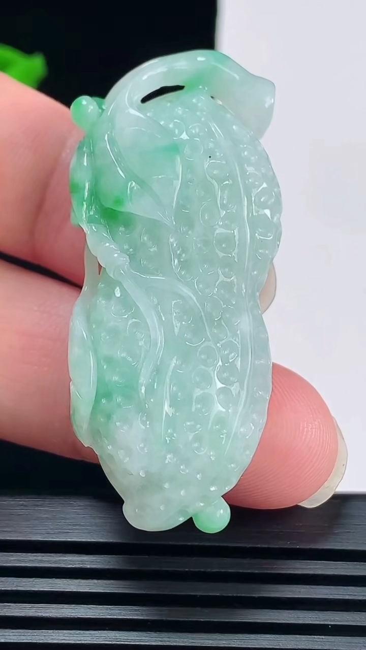 天然A货翡翠花生吊坠，尺寸50.5-22-12.2 重量:21.81g
6月8日