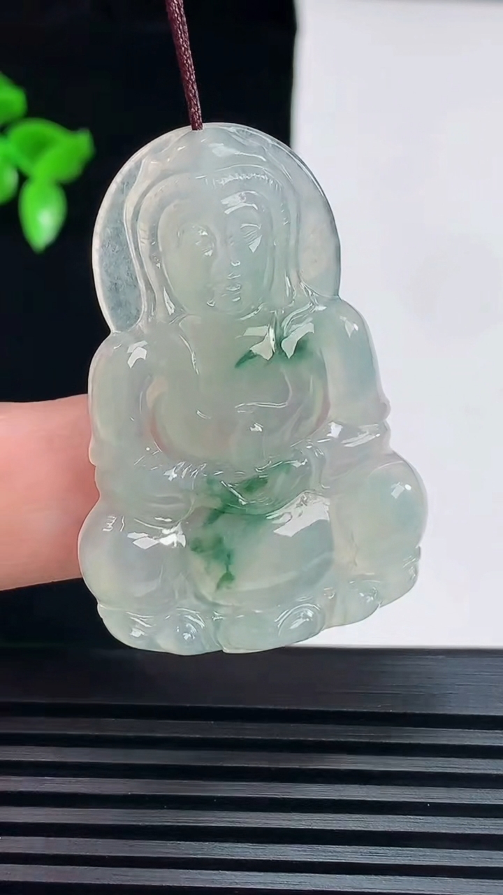 天然A货翡翠飘花正装观音吊坠，尺寸44.6-30-4.5 重量:10.14g
6月8日