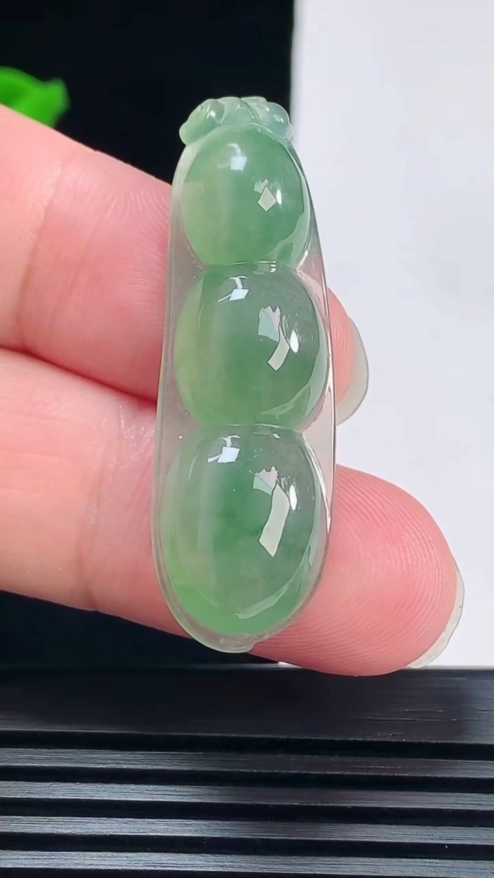 天然A货翡翠福豆吊坠，尺寸42-13.6-6.5 重量:6.60g
6月8日
