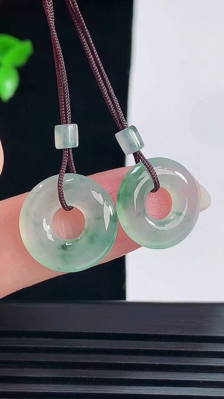 天然A货翡翠冰种飘花平安环吊坠一对，尺寸15.6-3.5 重量:3.03g
6月8日