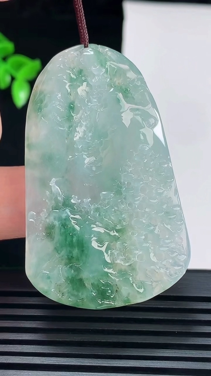 天然A货翡翠牌吊坠，尺寸54-33.5-5.8 重量:20.33g
6月8日