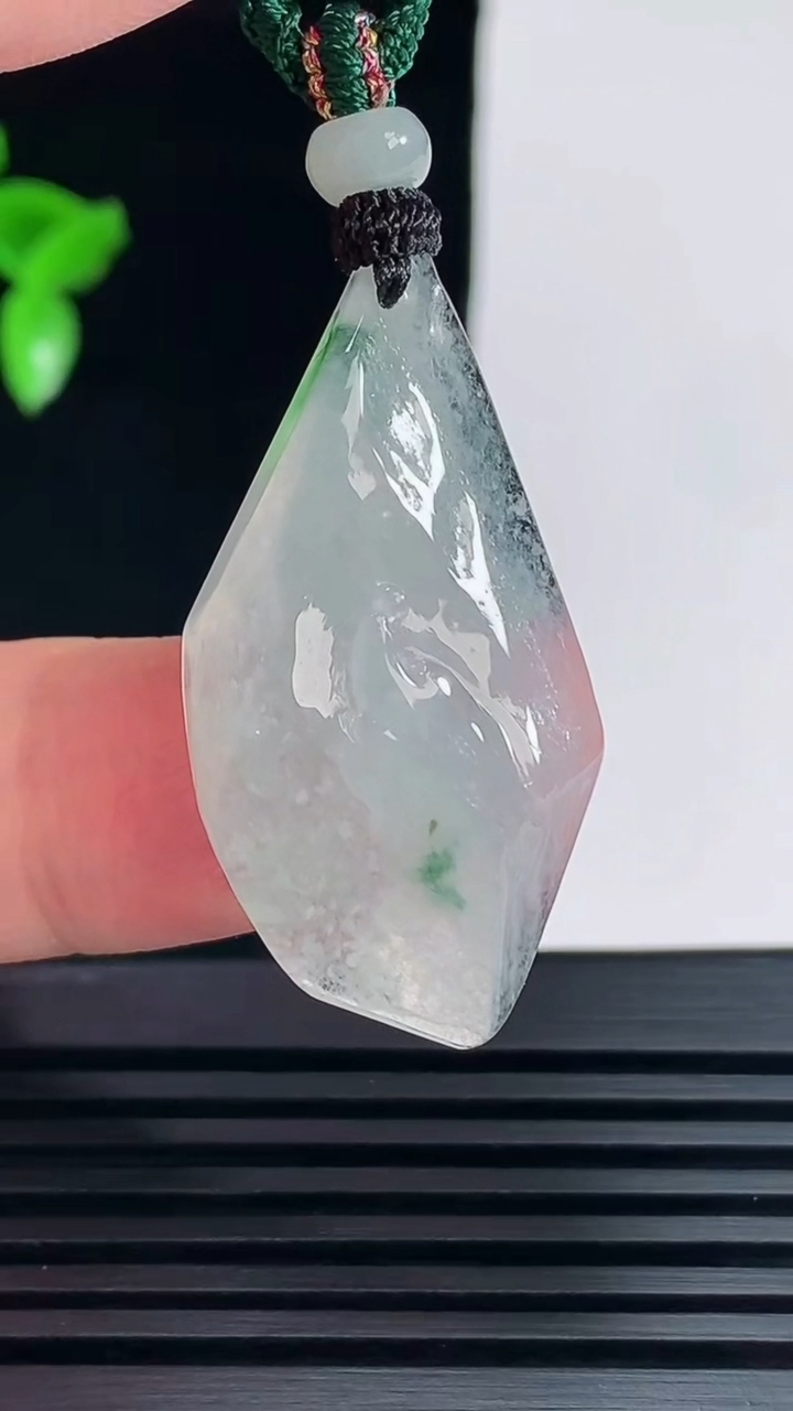 天然A货翡翠飘花悟道佛吊坠，尺寸36.5-19-7.2 重量:7.79g
6月8日