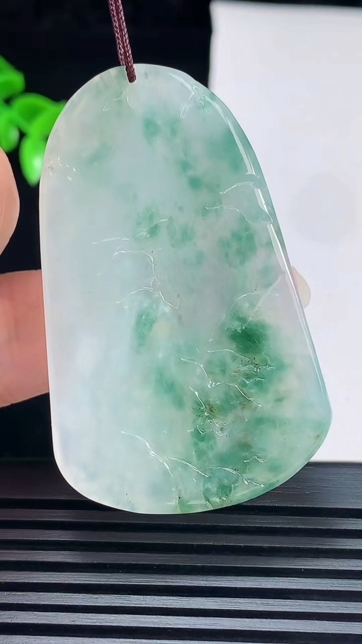 天然A货翡翠牌吊坠，尺寸54-33.5-5.8 重量:20.33g
6月8日