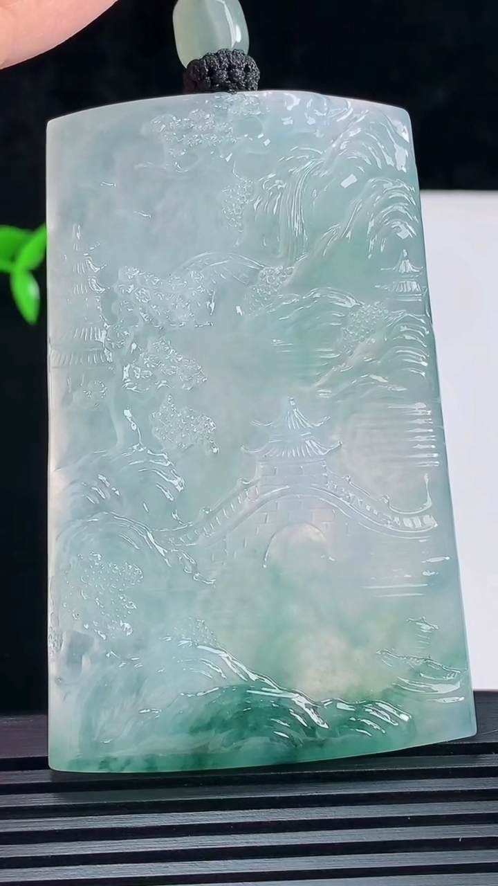 天然A货翡翠种飘花山水牌吊坠，尺寸71-45.6-5.5 重量:56.82g
6月9日