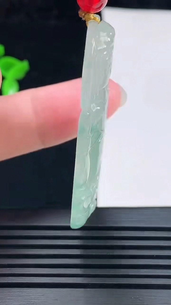 天然A货翡翠飘花观音菩萨吊坠，尺寸51-27.5-5.5 重量:13.57g
6月9日