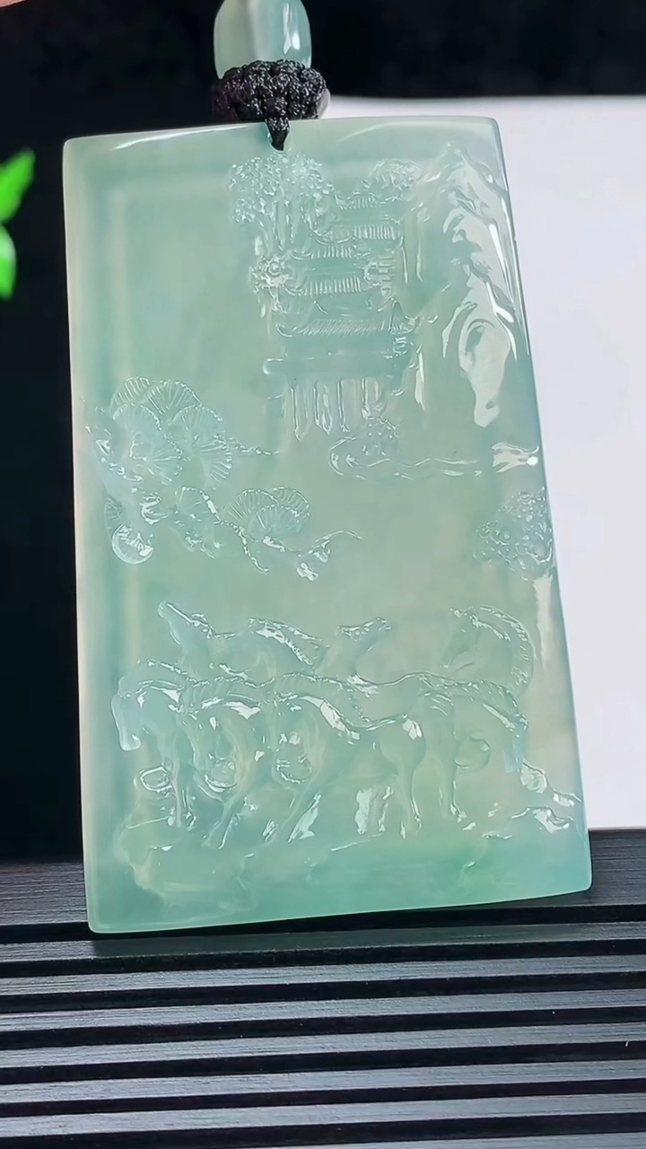 天然A货翡翠八骏马 山水牌吊坠，尺寸59.5-38-5.8 重量:37.98g
6月9日