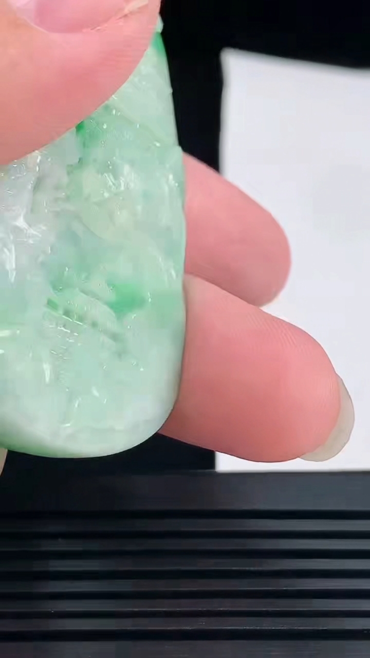 天然A货翡翠山水牌吊坠，尺寸63-35.2-9.8 重量:41.21g
6月9日