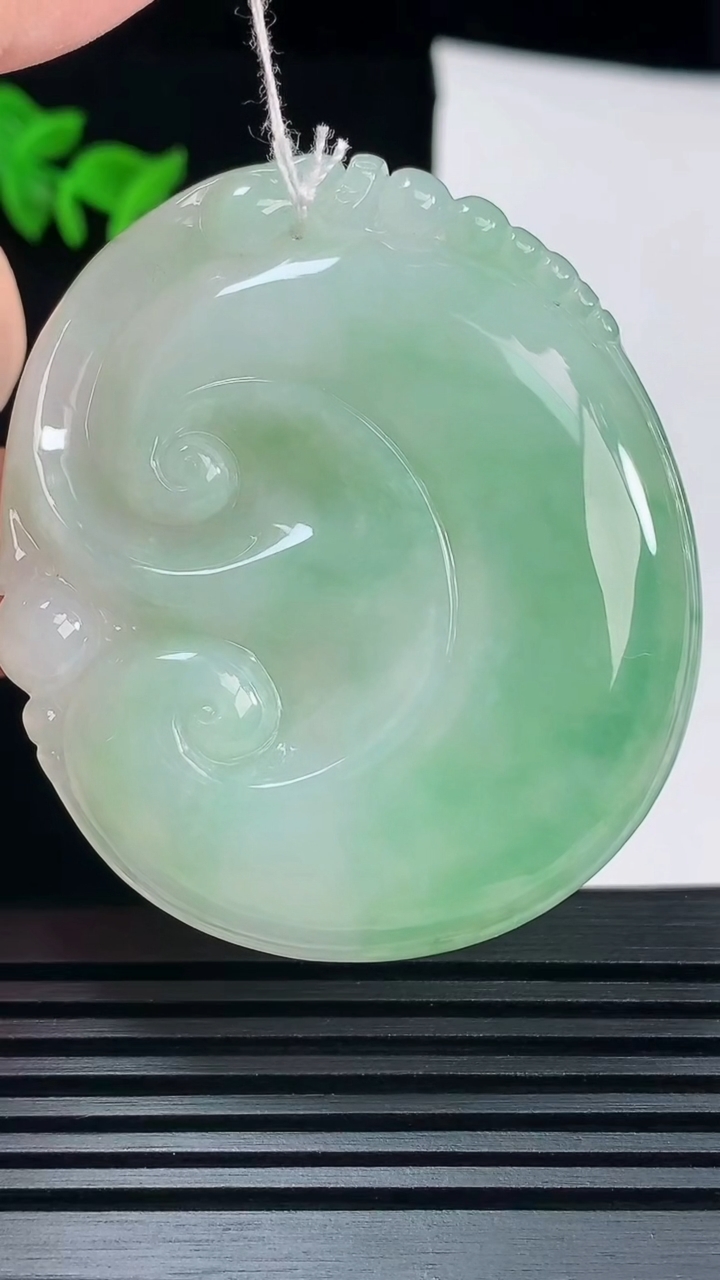 天然A货翡翠如意吊坠，尺寸55-47-6 重量:30.92g
6月9日