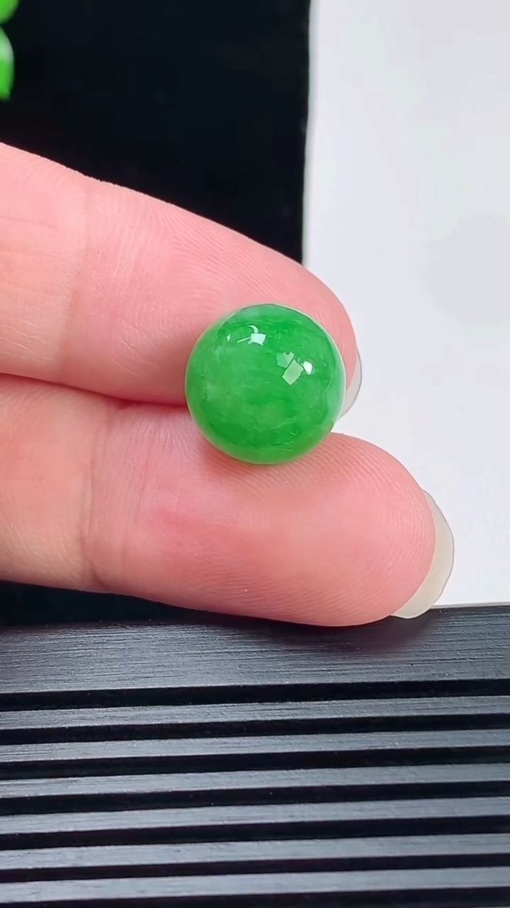 天然A货翡翠圆珠吊坠，尺寸12.5 重量:3.21g6月9日
工厂直销收藏佳品,种好水足，色泽均匀，有种有色，上手高大气！