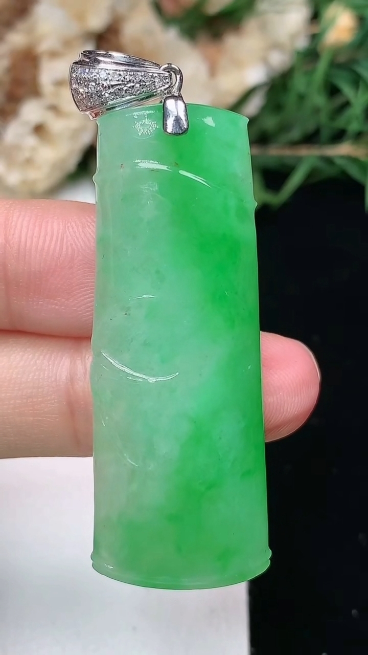 天然A货翡翠节节高升 竹节吊坠，尺寸45-16.6-6.3，重量:12.00g
6月9日