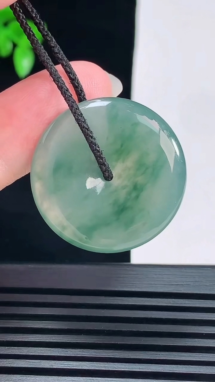 天然A货翡翠冰种飘花平安扣吊坠，尺寸27-5 重量:7.85g
6月9日
