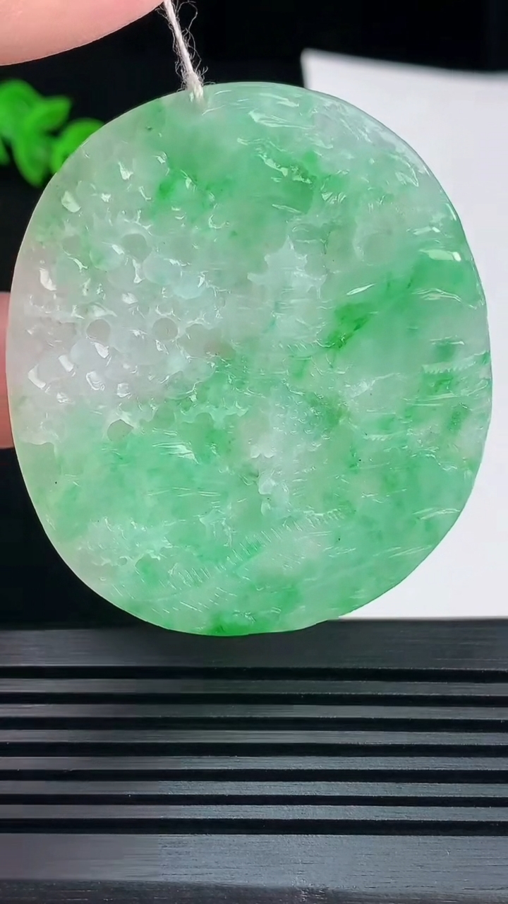 天然A货翡翠山水牌吊坠，尺寸56-49.5-5 重量:29.67g
6月9日