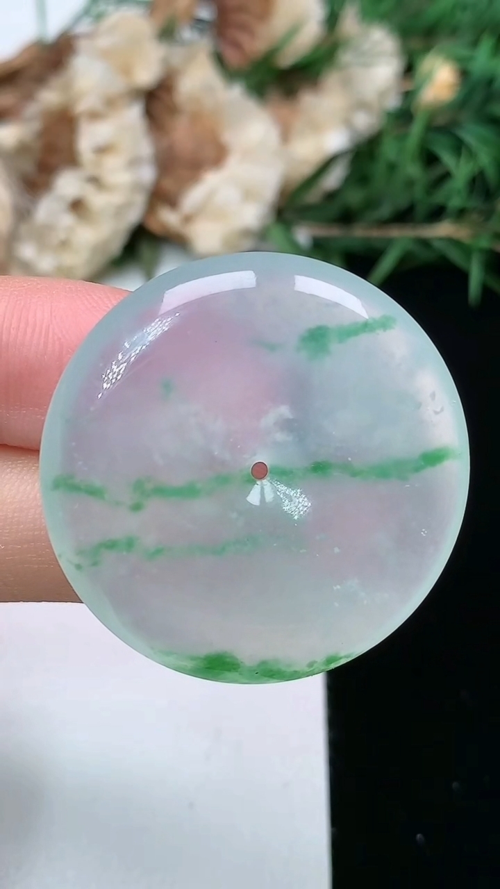 天然A货翡翠平安扣吊坠，尺寸31.7-5.7，重量:12.00g
6月9日