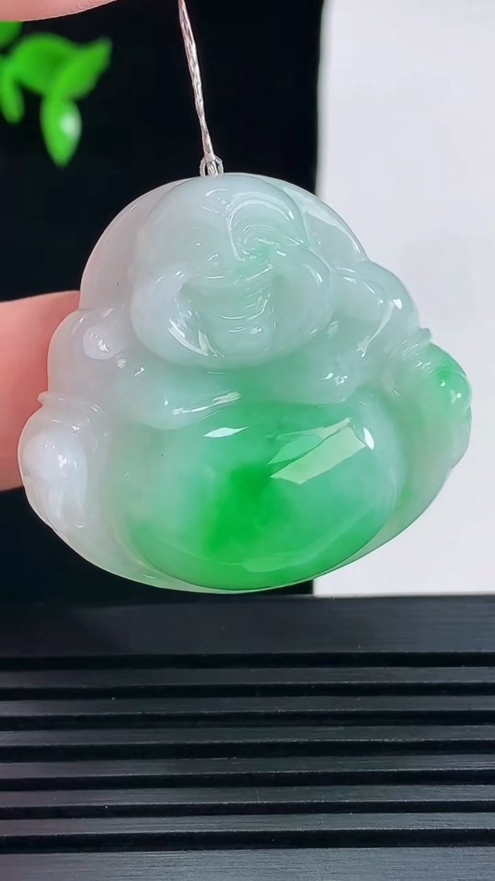 天然A货翡翠佛公吊坠，尺寸34-36.6-10 重量:18.26g
6月9日