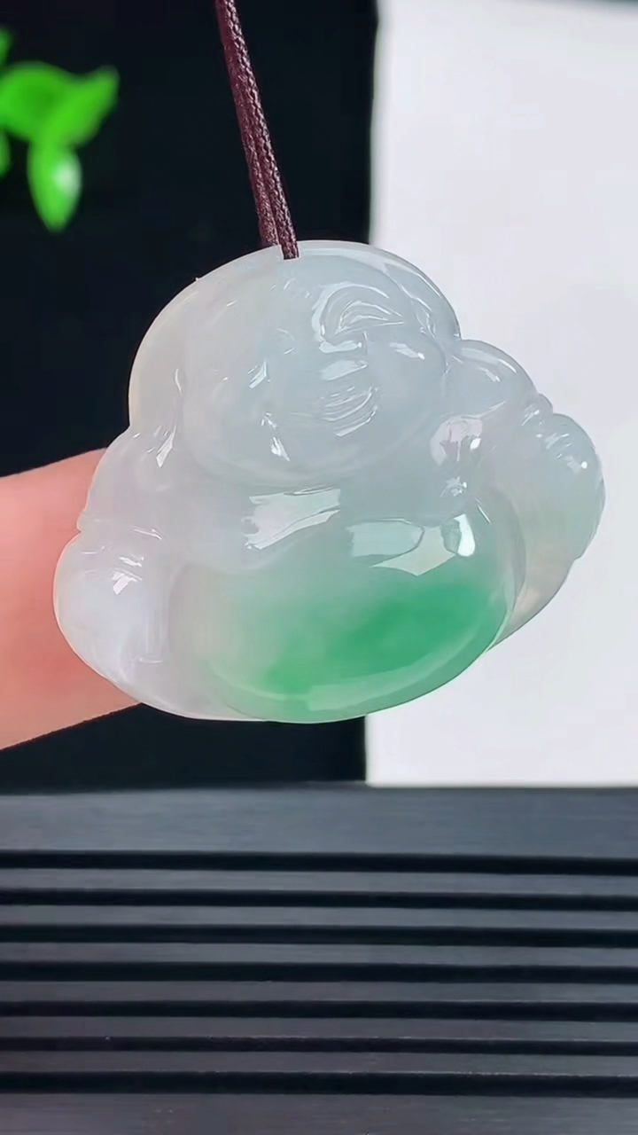 天然A货翡翠佛公吊坠，尺寸28.5-33.8-7 重量:10.15g
6月9日