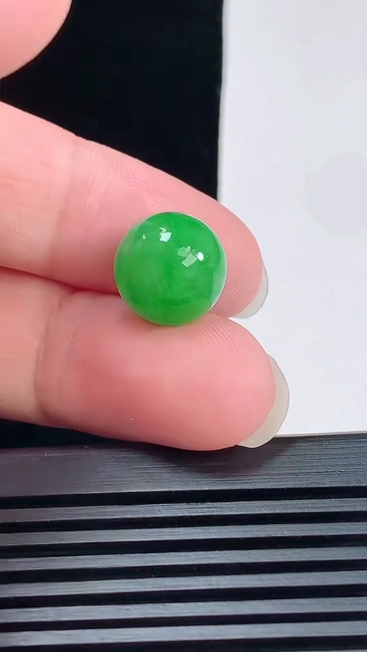 天然A货翡翠圆珠吊坠，尺寸12.5 重量:3.21g6月9日
工厂直销收藏佳品,种好水足，色泽均匀，有种有色，上手高大气！