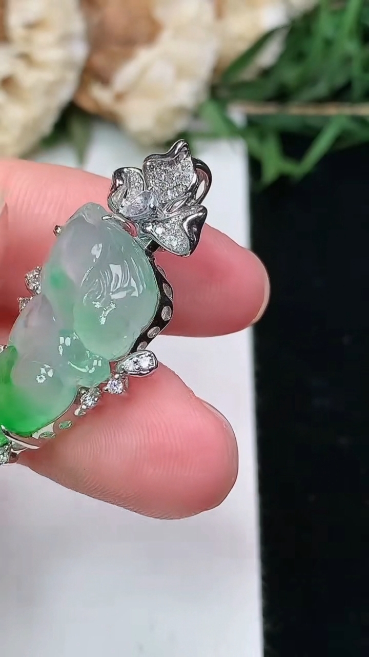 天然A货翡翠花仙子吊坠，尺寸20.3-11.5-8.3，重量:4.56g
6月9日