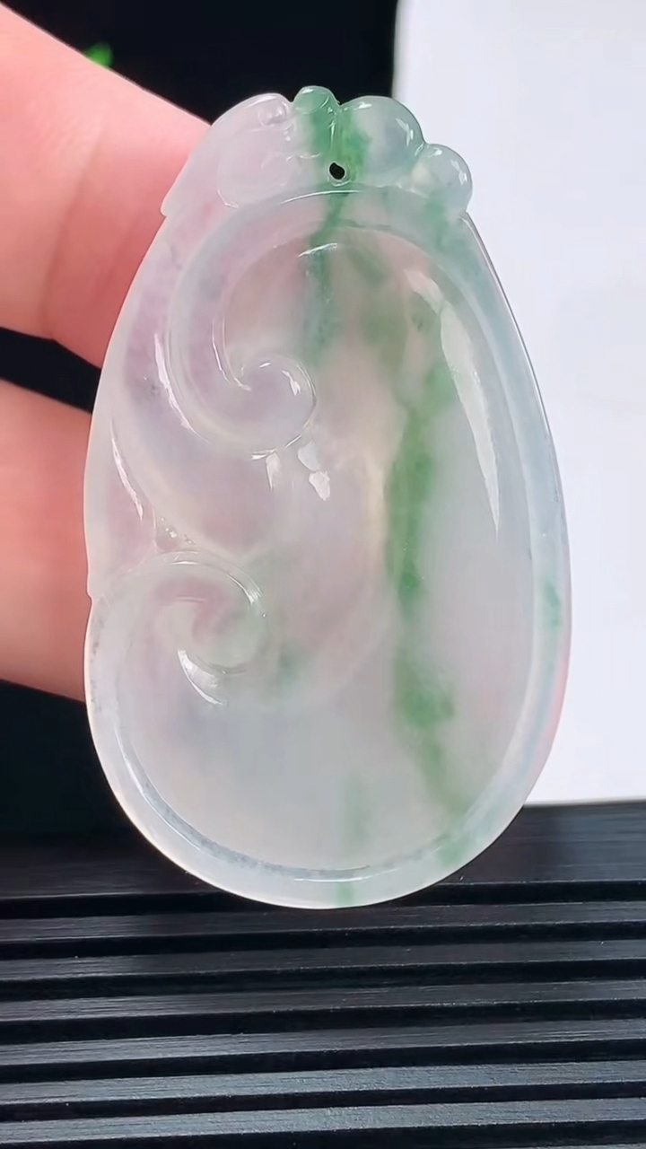 天然A货翡翠冰种飘花如意吊坠，尺寸49.5-29.6-5.2 重量:13.58g
6月9日