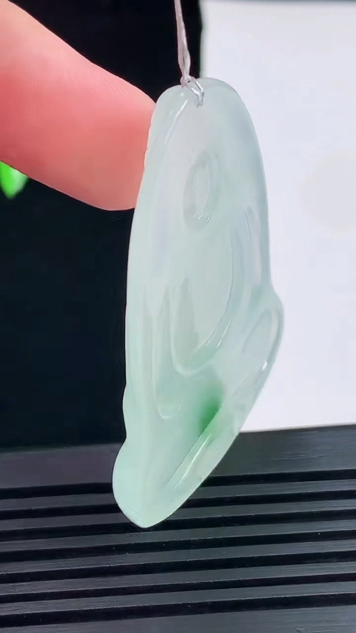 天然A货翡翠素衣观音吊坠，尺寸53-36-5.6 重量:18.24g
6月9日