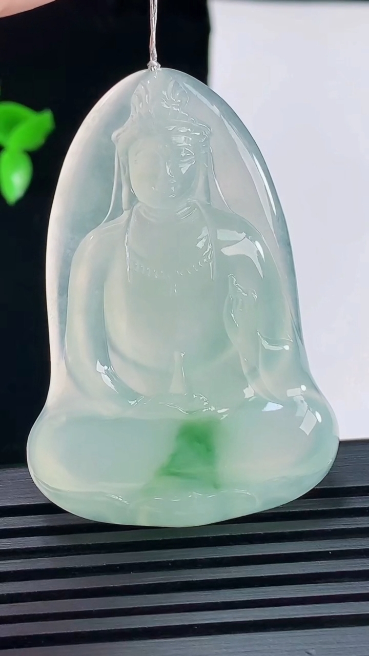天然A货翡翠素衣观音吊坠，尺寸53-36-5.6 重量:18.24g
6月9日