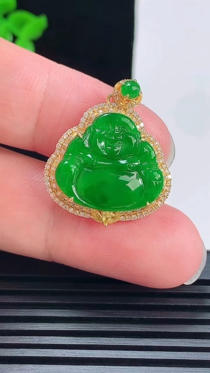 天然A货翡翠佛公吊坠，尺寸26.5-23-6.5，裸石17-19 重量:3.86g
6月9日