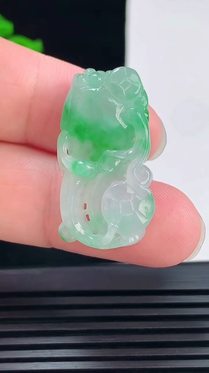 天然A货翡翠佛手瓜吊坠，尺寸31-16.5-8重量:7.66g
6月9日