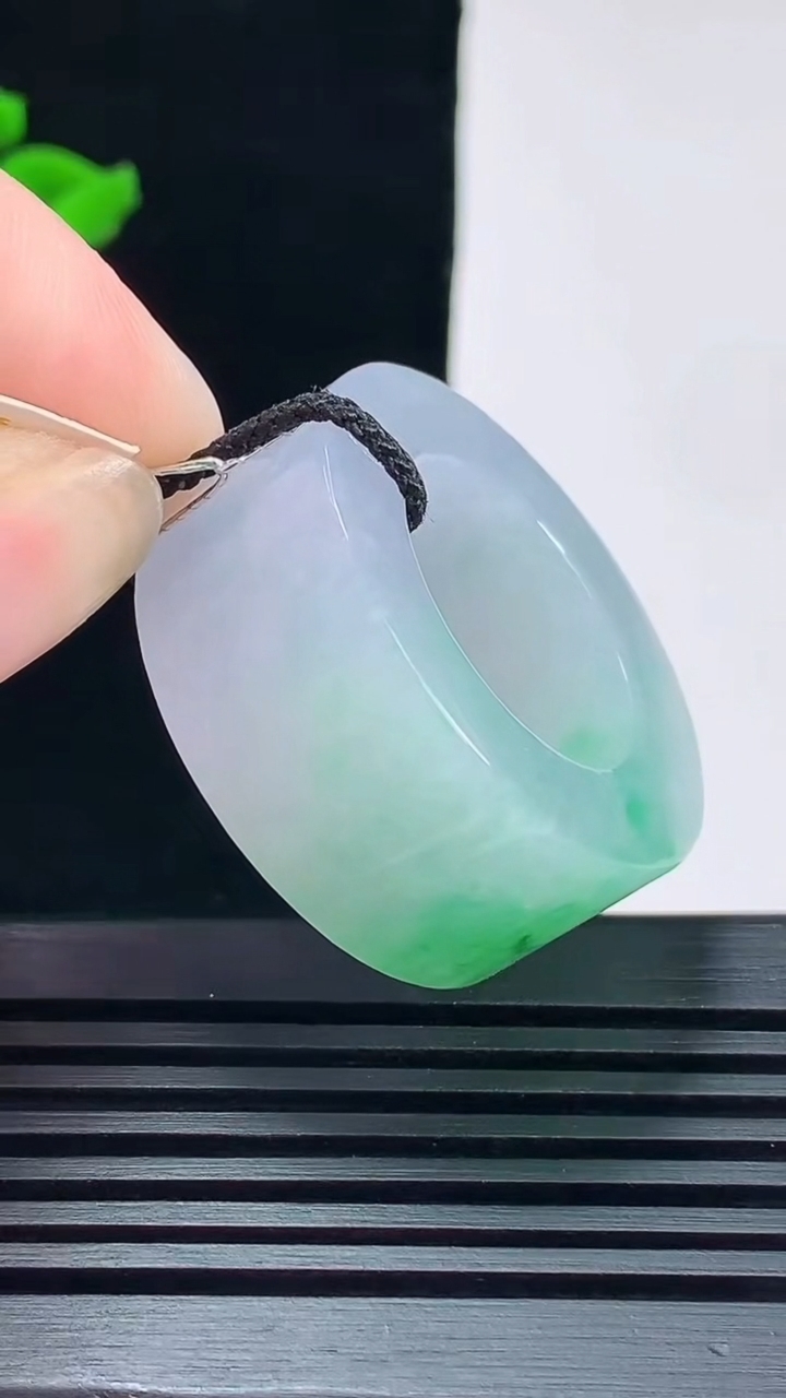 天然A货翡翠素面玉扳指 戒指，尺寸19.5-14-6.2 重量:24.91g2026年6月9日
工厂直销收藏佳品,种好水足，色泽均匀，有种有色，上手高大气！