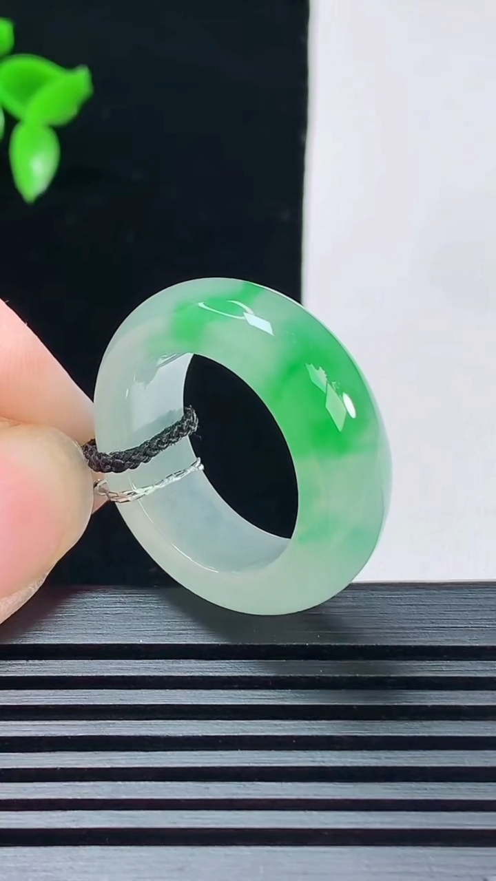 天然A货翡翠玉指环 戒指，尺寸19-8.8-5 重量:8.74g2026年6月9日
工厂直销收藏佳品