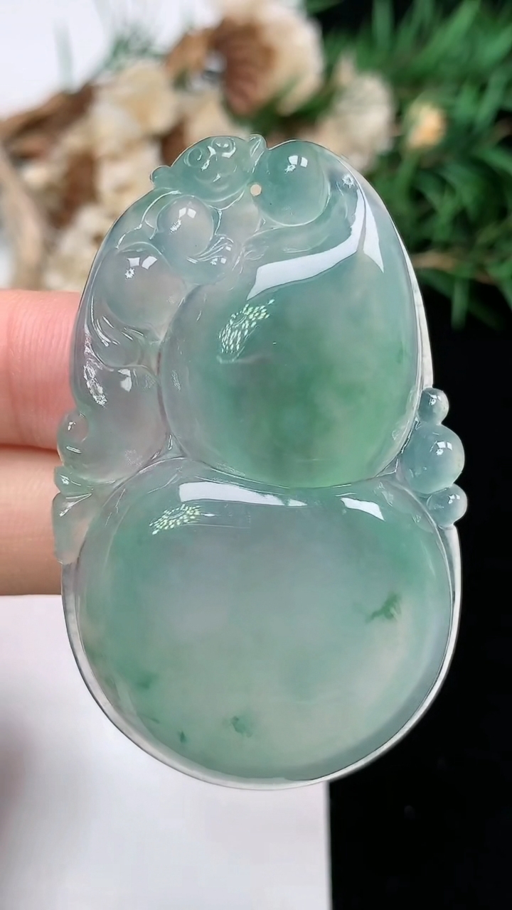 天然A货翡翠葫芦吊坠，尺寸51-31.7-7.2，重量:21.42g
6月9日