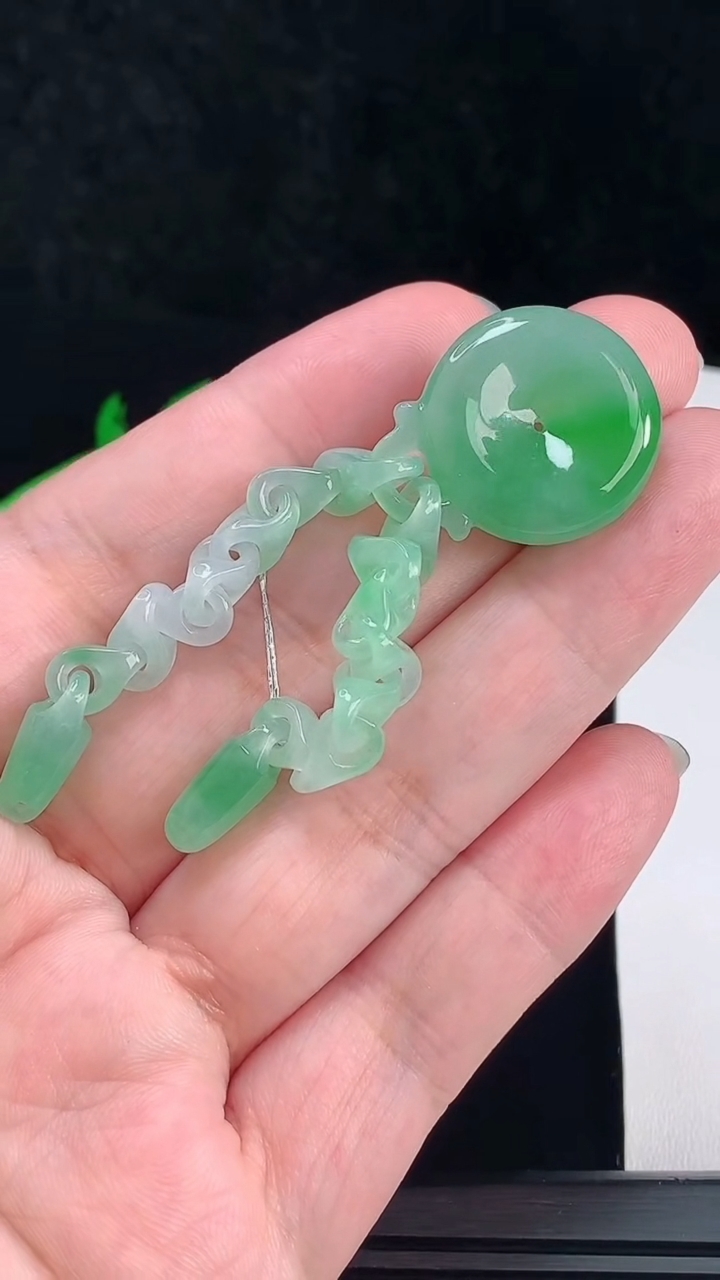 天然A货翡翠平安扣手链，尺寸22.5-6.2 重量:13.77g
6月9日