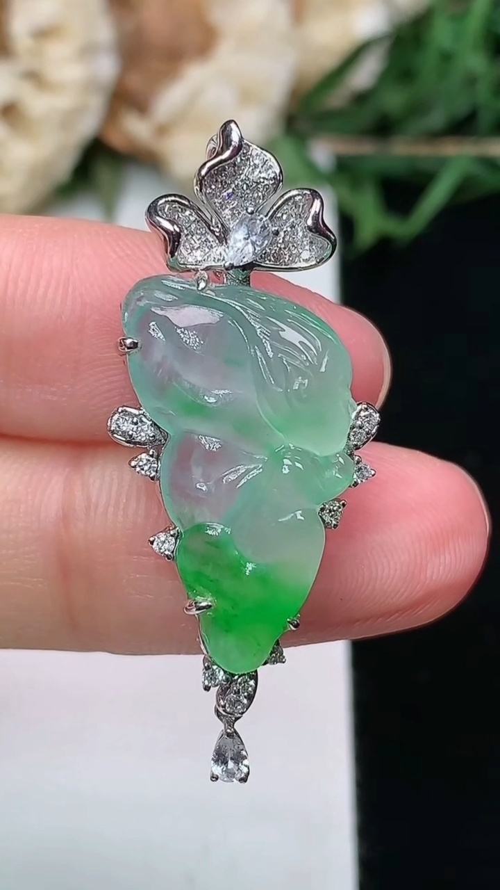 天然A货翡翠花仙子吊坠，尺寸20.3-11.5-8.3，重量:4.56g
6月9日