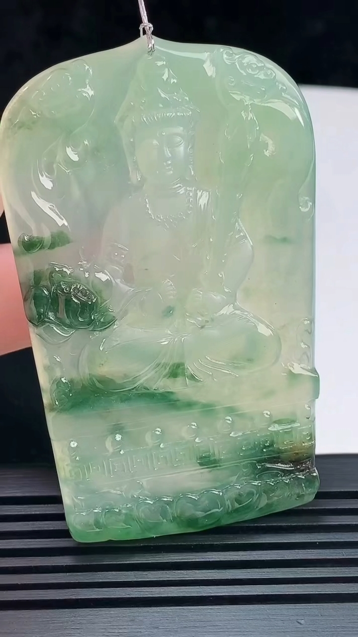 天然A货翡翠种飘花虚空藏菩萨吊坠，尺寸70-43.6-5.5 重量:41.49g
6月9日