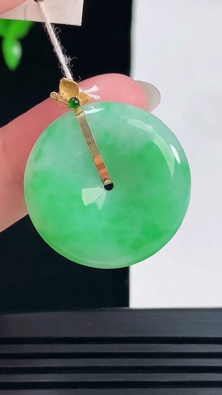 天然A货翡翠平安扣吊坠，尺寸26-5.2 重量:7.89g
6月9日