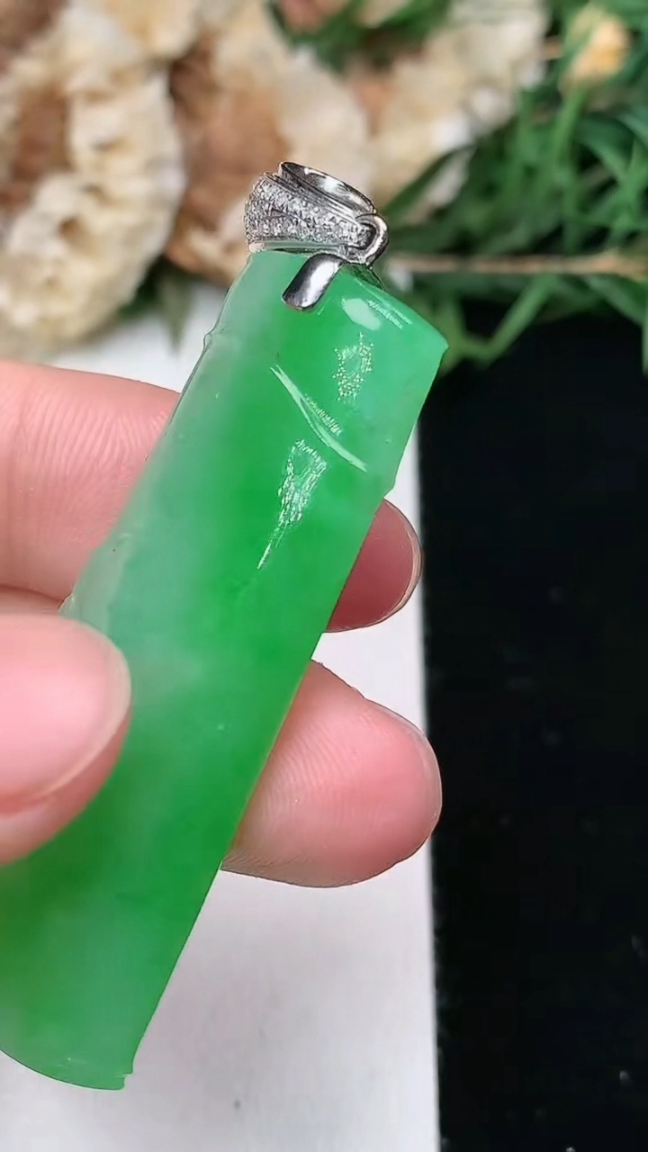天然A货翡翠节节高升 竹节吊坠，尺寸45-16.6-6.3，重量:12.00g
6月9日