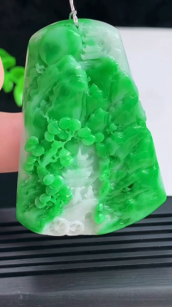 天然A货翡翠山水牌吊坠，尺寸55.5-40-8.6 重量:41.95g
6月9日