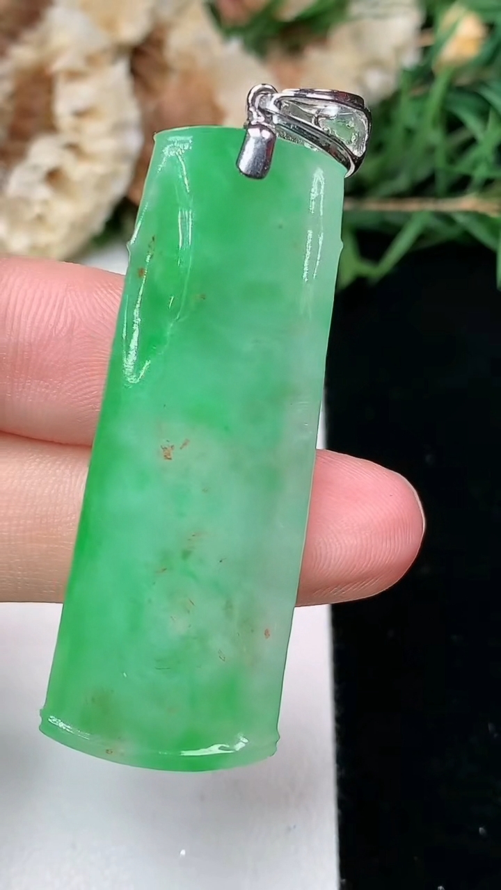 天然A货翡翠节节高升 竹节吊坠，尺寸45-16.6-6.3，重量:12.00g
6月9日