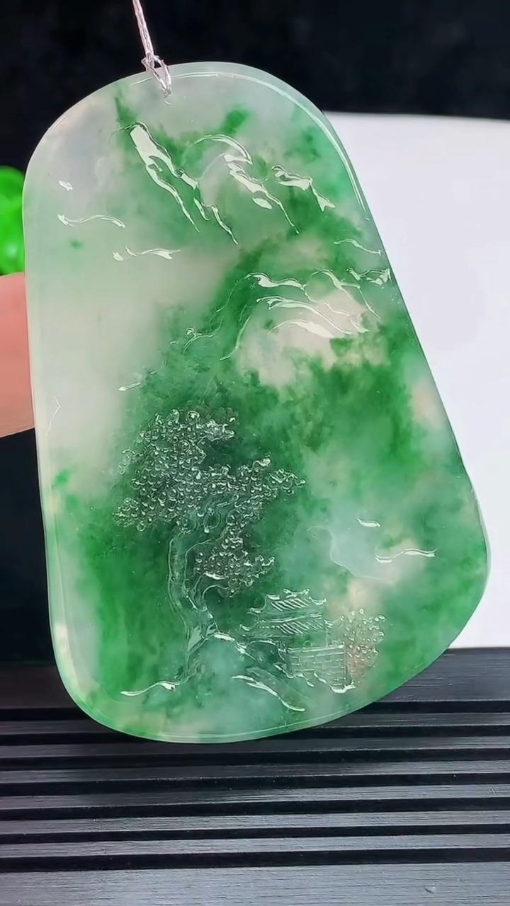 天然A货翡翠山水牌吊坠，尺寸65-45-5.6 重量:34.97g
6月9日
