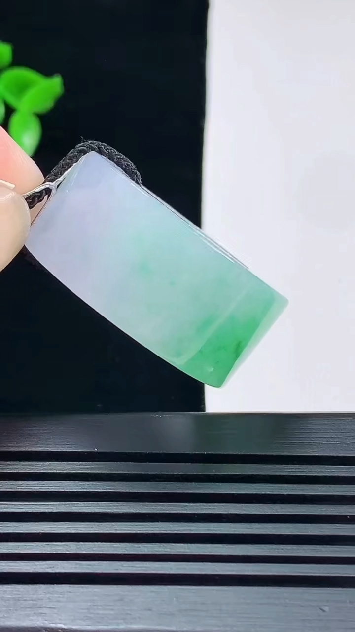 天然A货翡翠素面玉扳指 戒指，尺寸19.5-14-6.2 重量:24.91g2026年6月9日
工厂直销收藏佳品,种好水足，色泽均匀，有种有色，上手高大气！